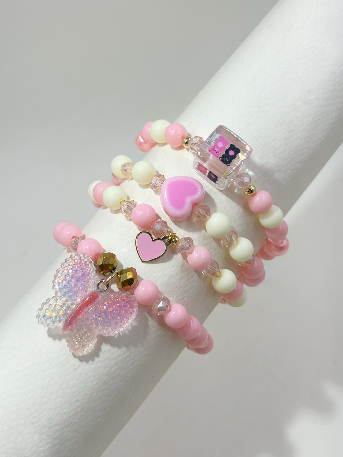 Pulsera chunky de esferas acrílicas con dijes de corazones, cubo dinámico y maxi dije granulado