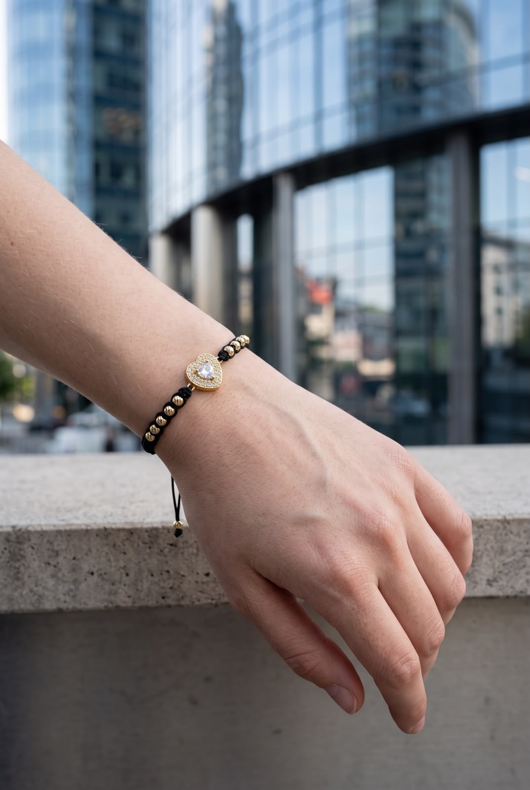 Pulsera artesanal con dije de corazón y detalle central tipo perla, de diseño delicado y romántico.