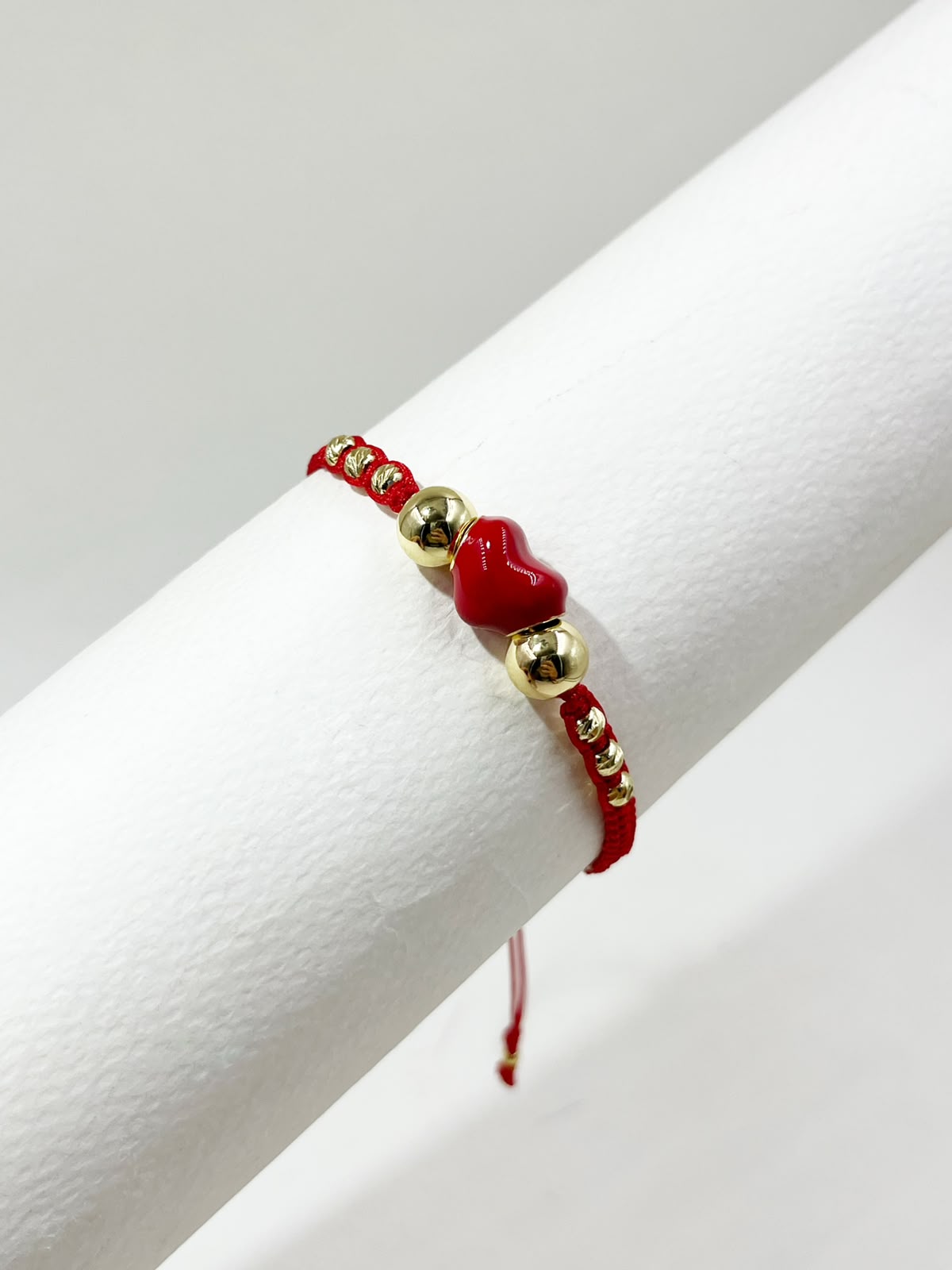 Pulsera artesanal con dije de corazón voluminoso y diseño delicado. Una pieza romántica, moderna y versátil para complementar tu estilo.