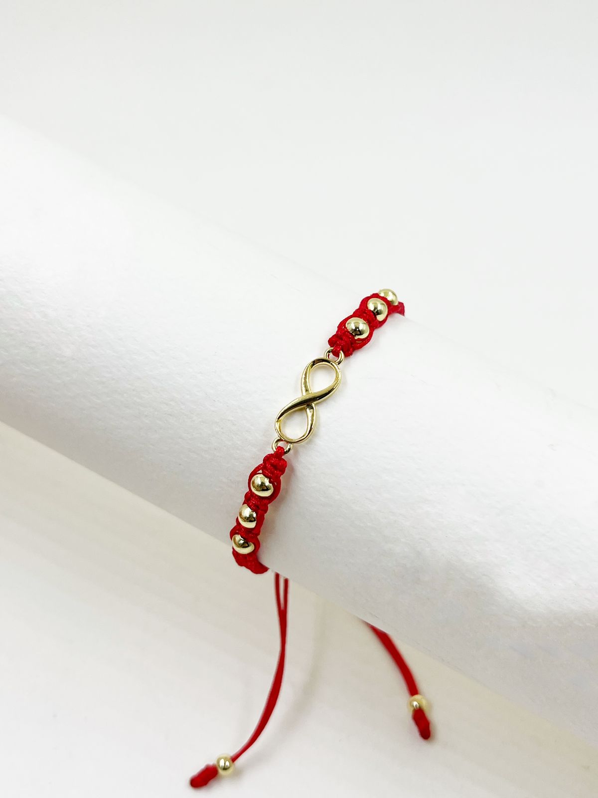 Pulsera artesanal con dije de infinito, de diseño delicado y elegante.