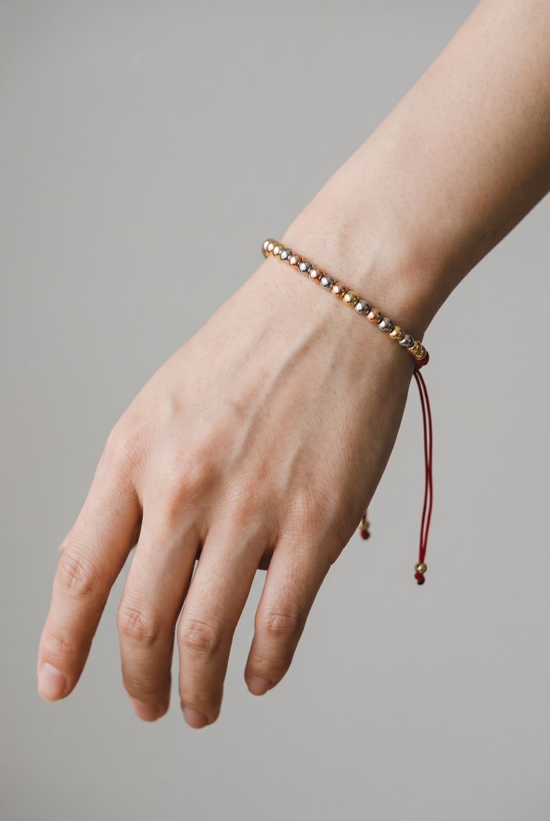 Pulsera artesanal elaborada completamente con balines, de diseño sencillo y minimalista.