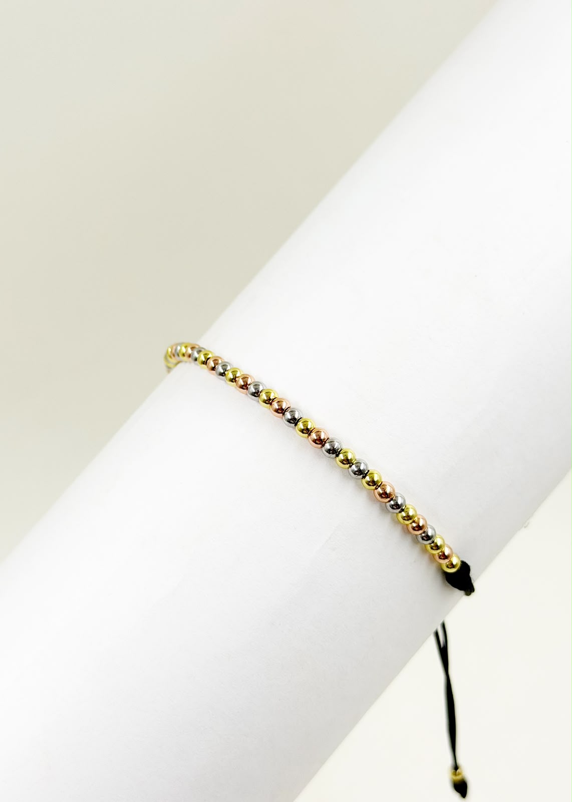 Pulsera artesanal elaborada completamente con balines, de diseño sencillo y minimalista.