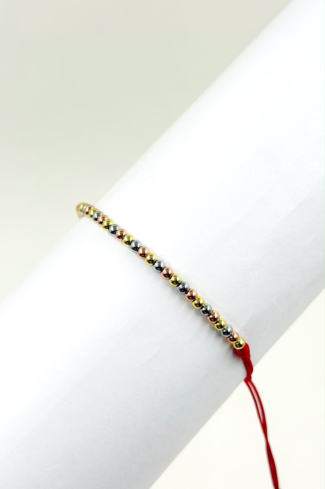 Pulsera artesanal elaborada completamente con balines, de diseño sencillo y minimalista.