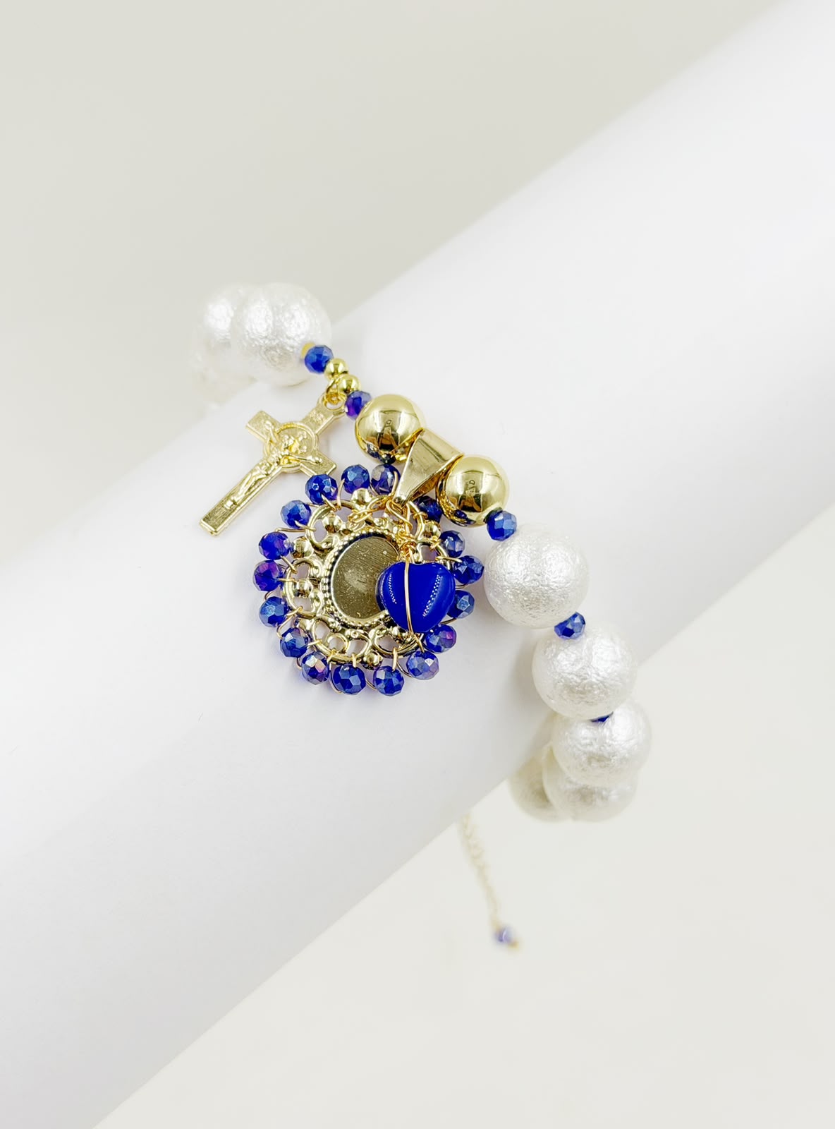 Pulsera con dije central y detalles decorativos, de diseño delicado y femenino.