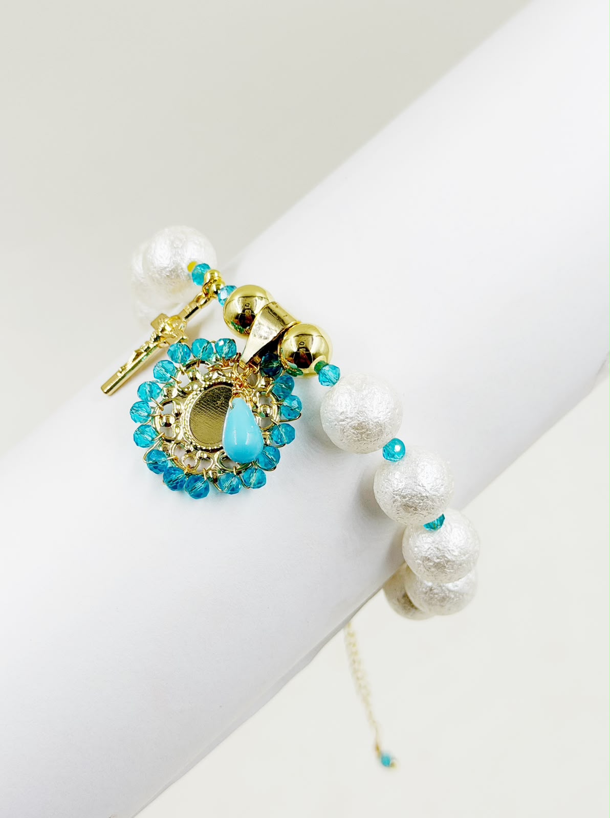 Pulsera con dije central y detalles decorativos, de diseño delicado y femenino.