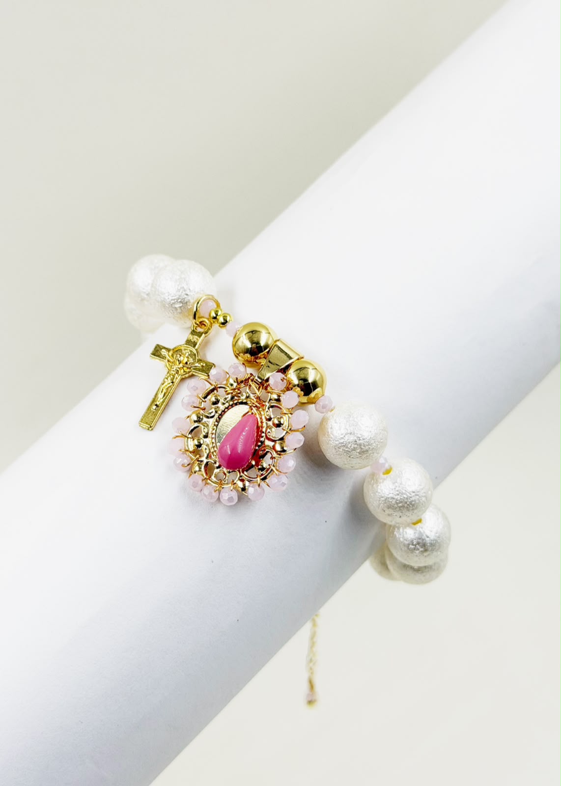 Pulsera con dije central y detalles decorativos, de diseño delicado y femenino.