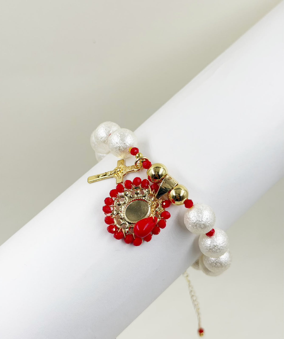 Pulsera con dije central y detalles decorativos, de diseño delicado y femenino.