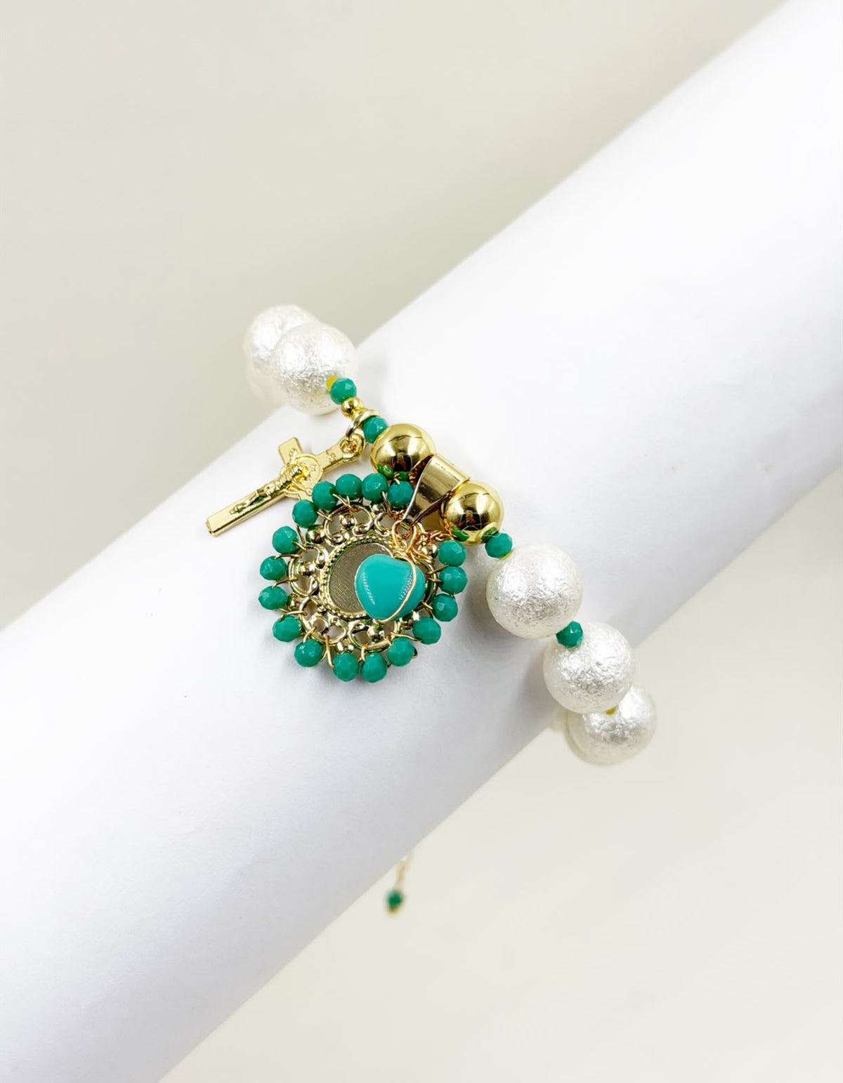 Pulsera con dije central y detalles decorativos, de diseño delicado y femenino.