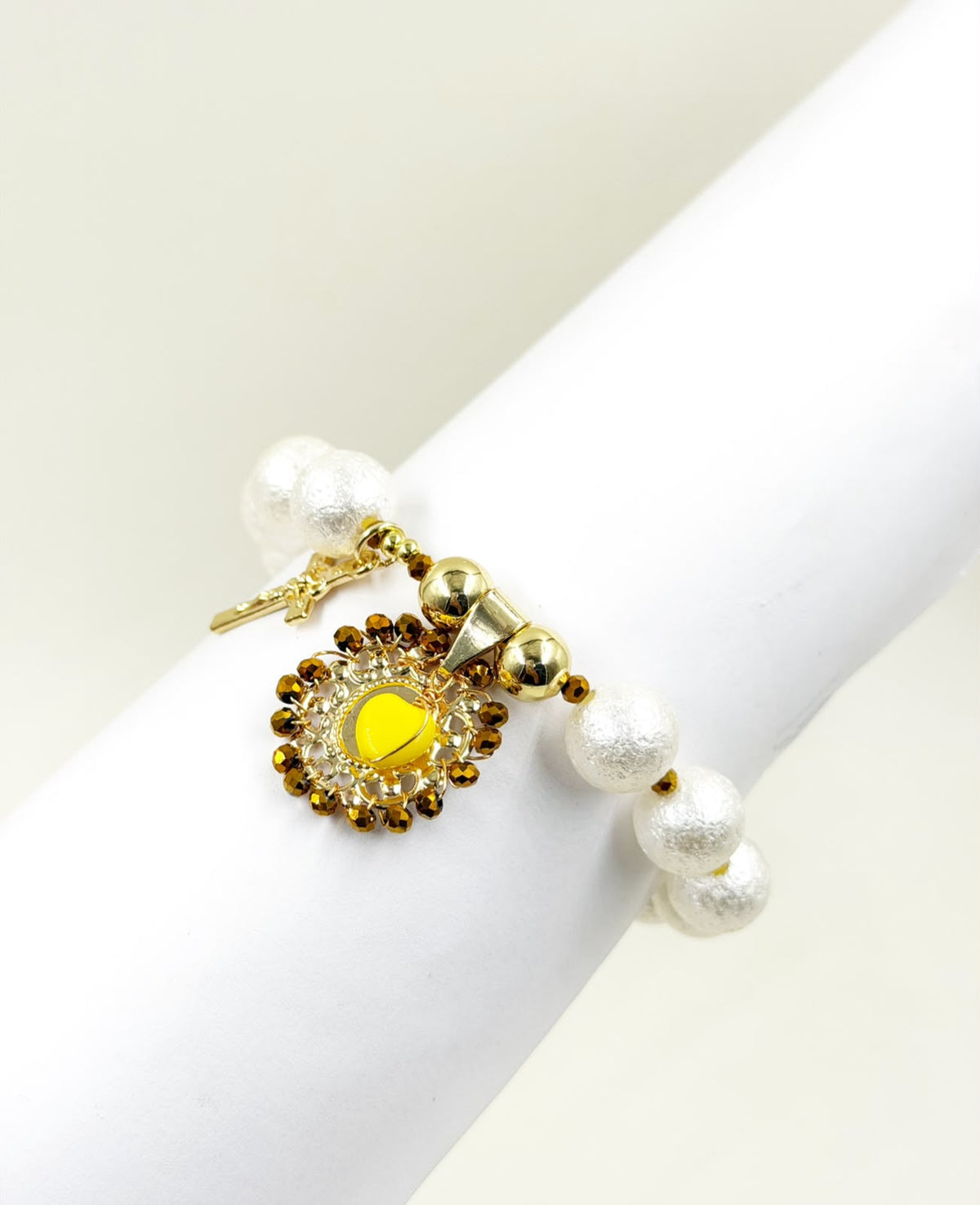 Pulsera con dije central y detalles decorativos, de diseño delicado y femenino.