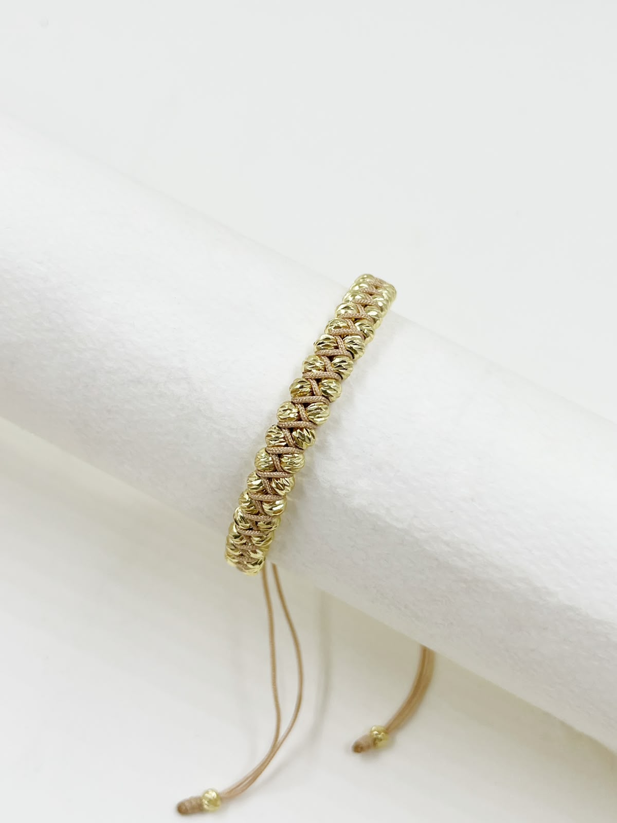 Pulsera artesanal sencilla con dos filas de balines y diseño minimalista.