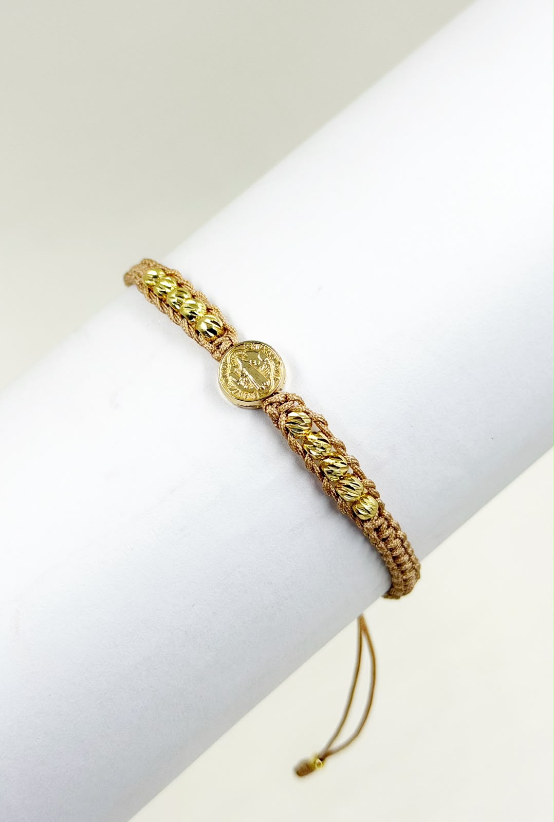 pulsera con dije de San Benito