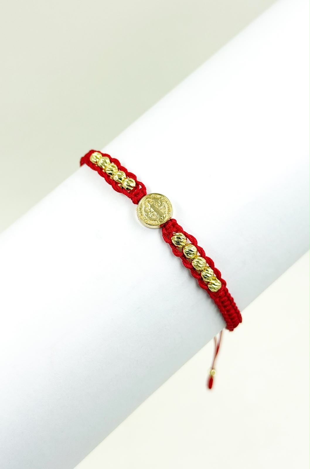 pulsera con dije de San Benito