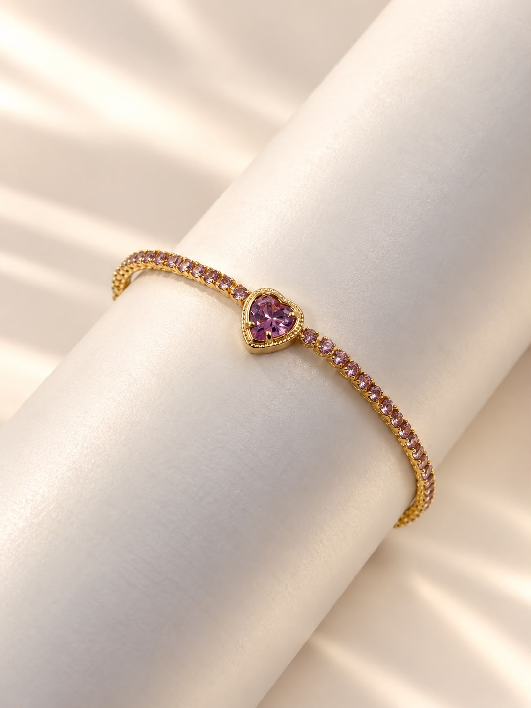 Pulsera de diseño delicado con corazón central.