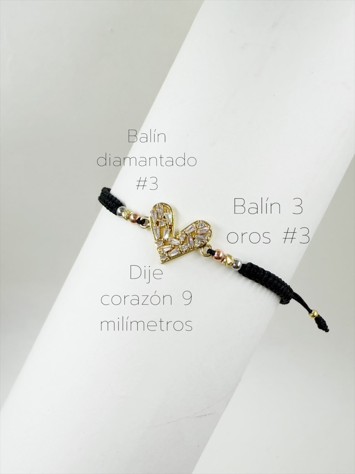 Pulsera artesanal con corazón calado decorado con detalles brillantes y diseño elegante.