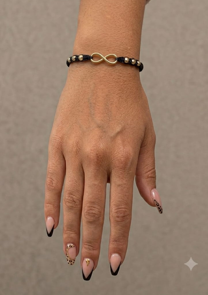 Pulsera artesanal con dije de infinito, de diseño delicado y elegante.