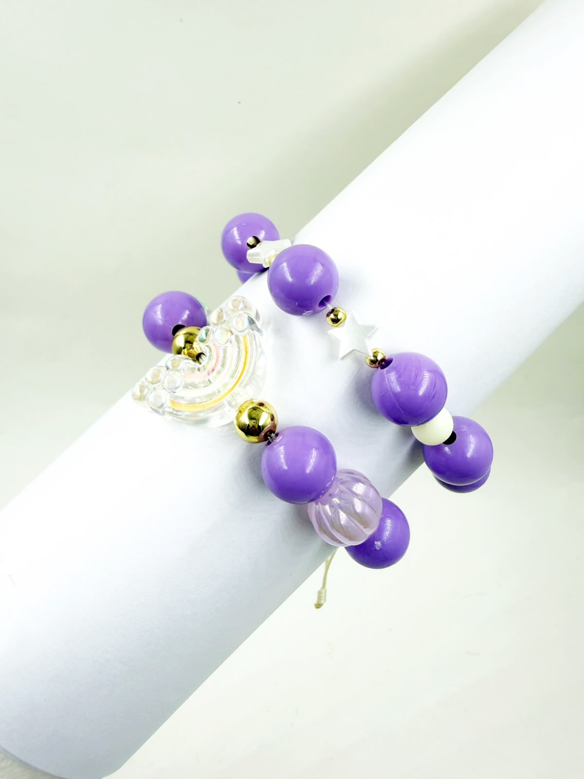 Pulsera de cuentas con detalles de arcoíris y moritas.