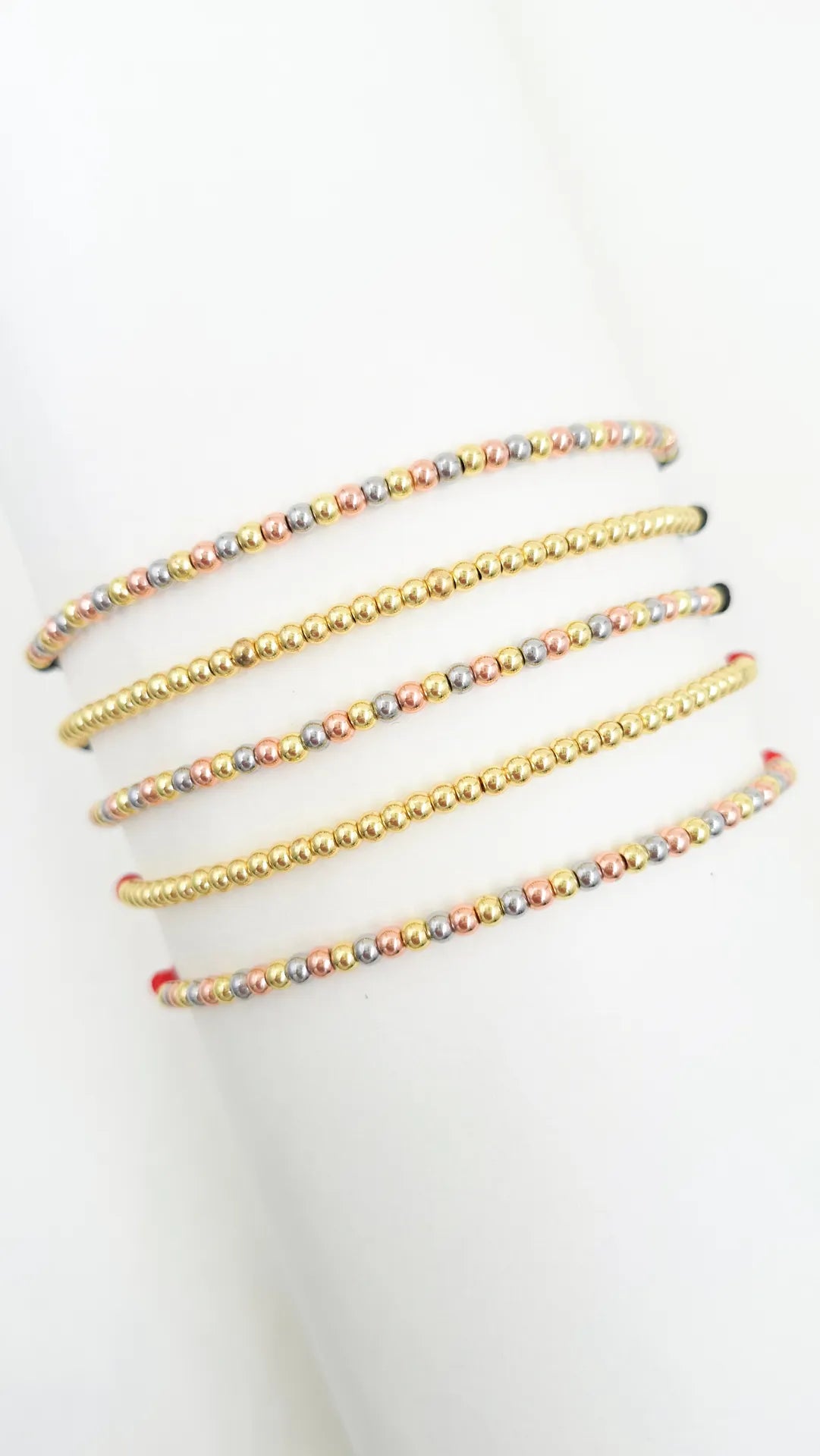 Pulsera Mini Balines en hilo coreano con balines rodinados de 3mm y nudo corredizo.