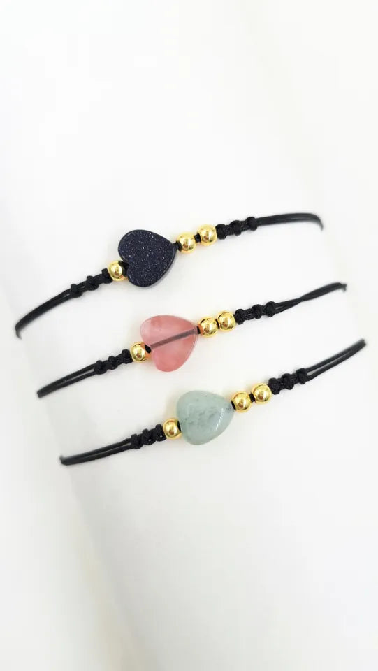 Pulsera Corazón Natural con hilo coreano, balines rodinados y piedra en forma de corazón, diseño ajustable con nudo corredizo.