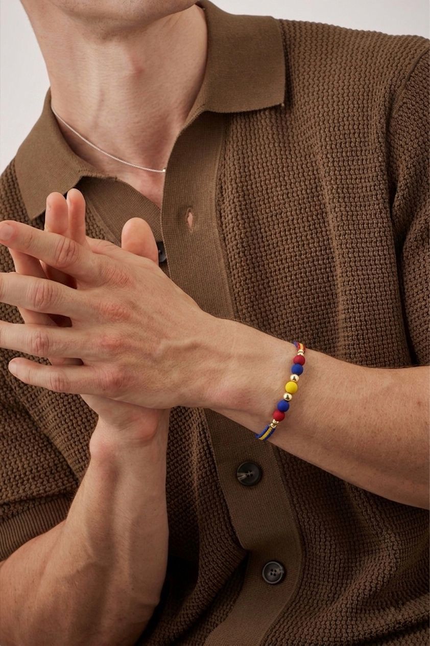 Pulsera Pasión de Sele en macramé con balines dorados lisos rodinados"
"Pulsera ajustable con nudo corredizo y esferas de neopreno