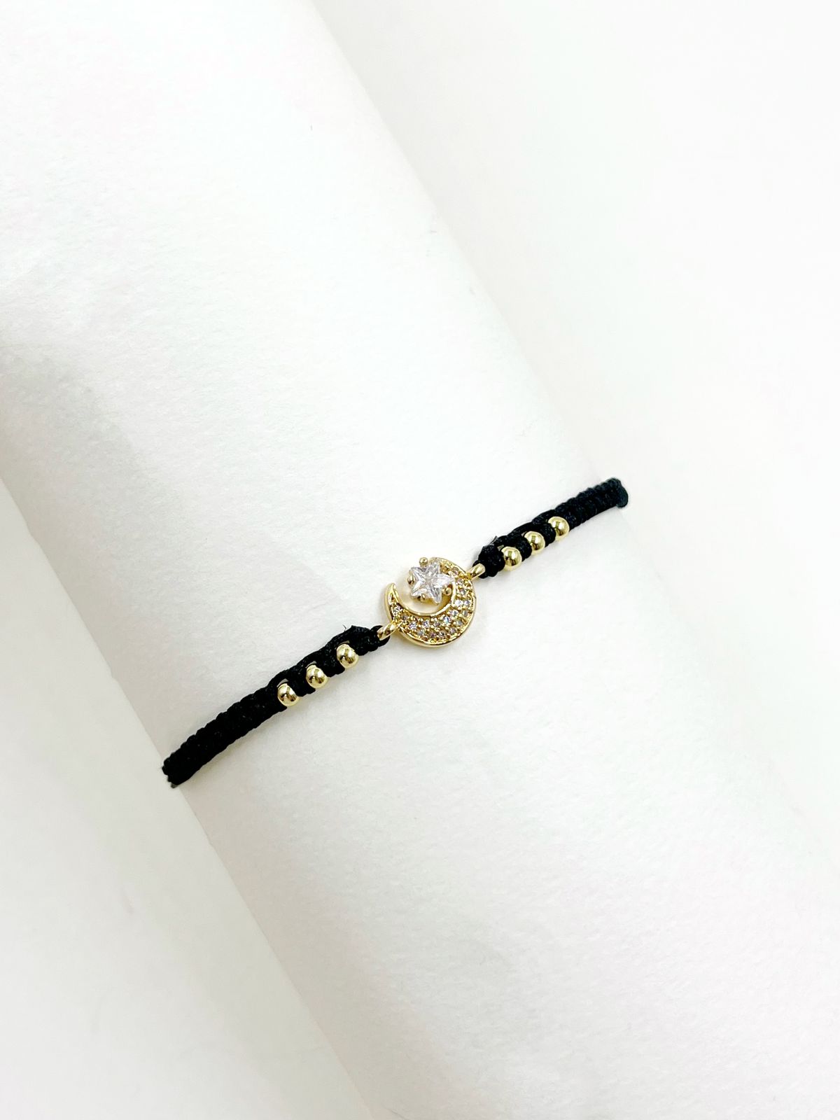 Pulsera Rodio Sol en macramé con balines rodinados y dije de sol con microcircones