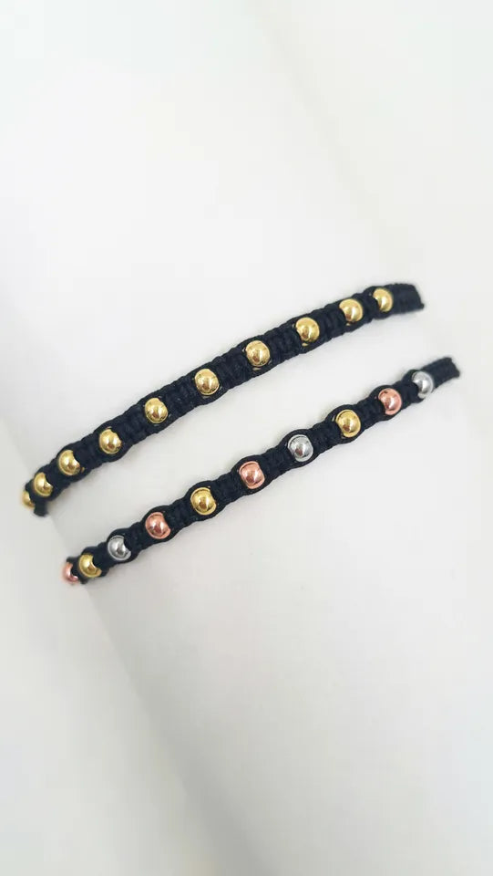 Pulsera Balines de Encaje tejida en macramé con hilo coreano y balín rodinado de 4 mm, diseño ajustable con nudo corredizo.