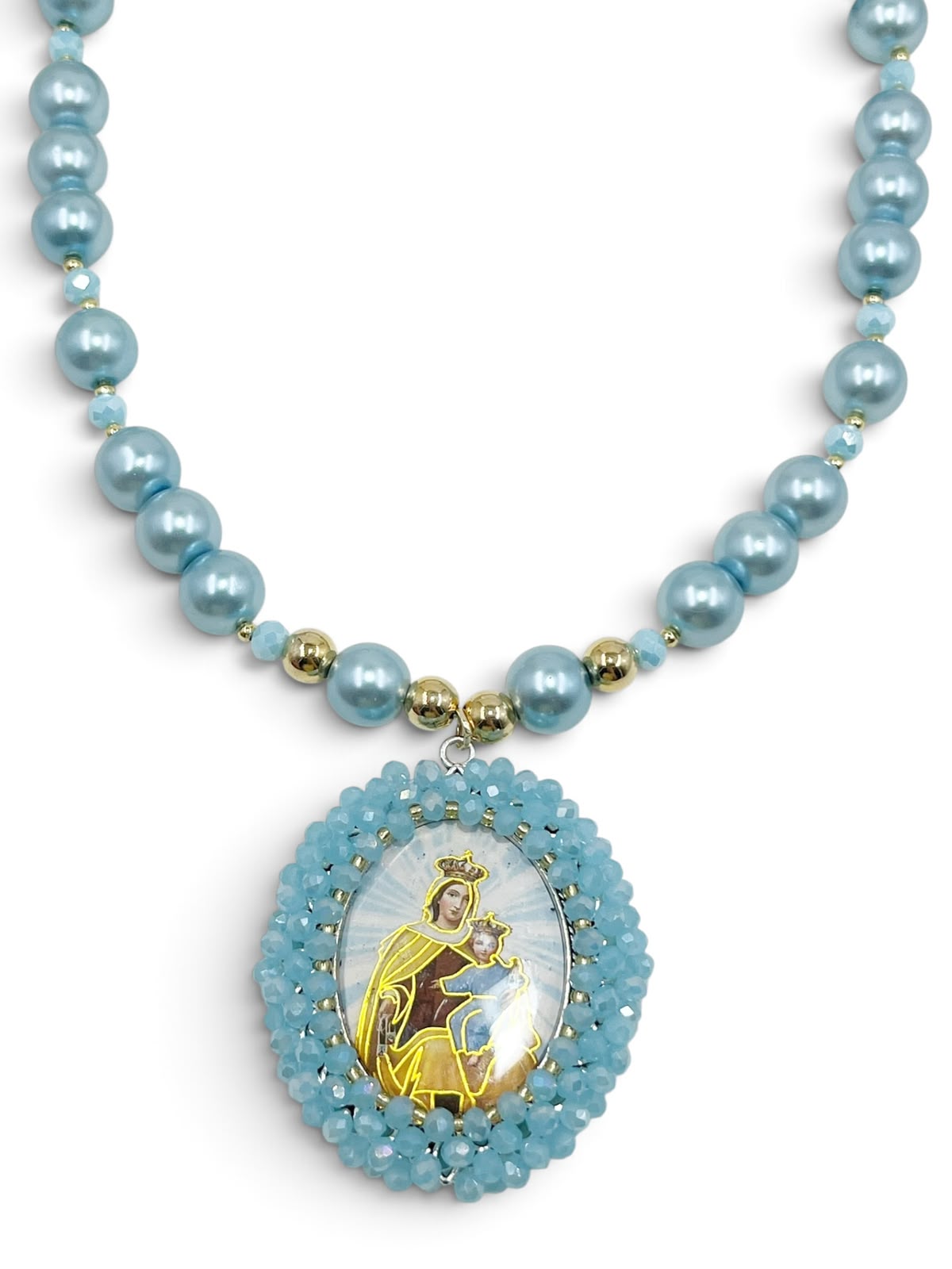 Collar con medalla decorativa y detalles brillantes
