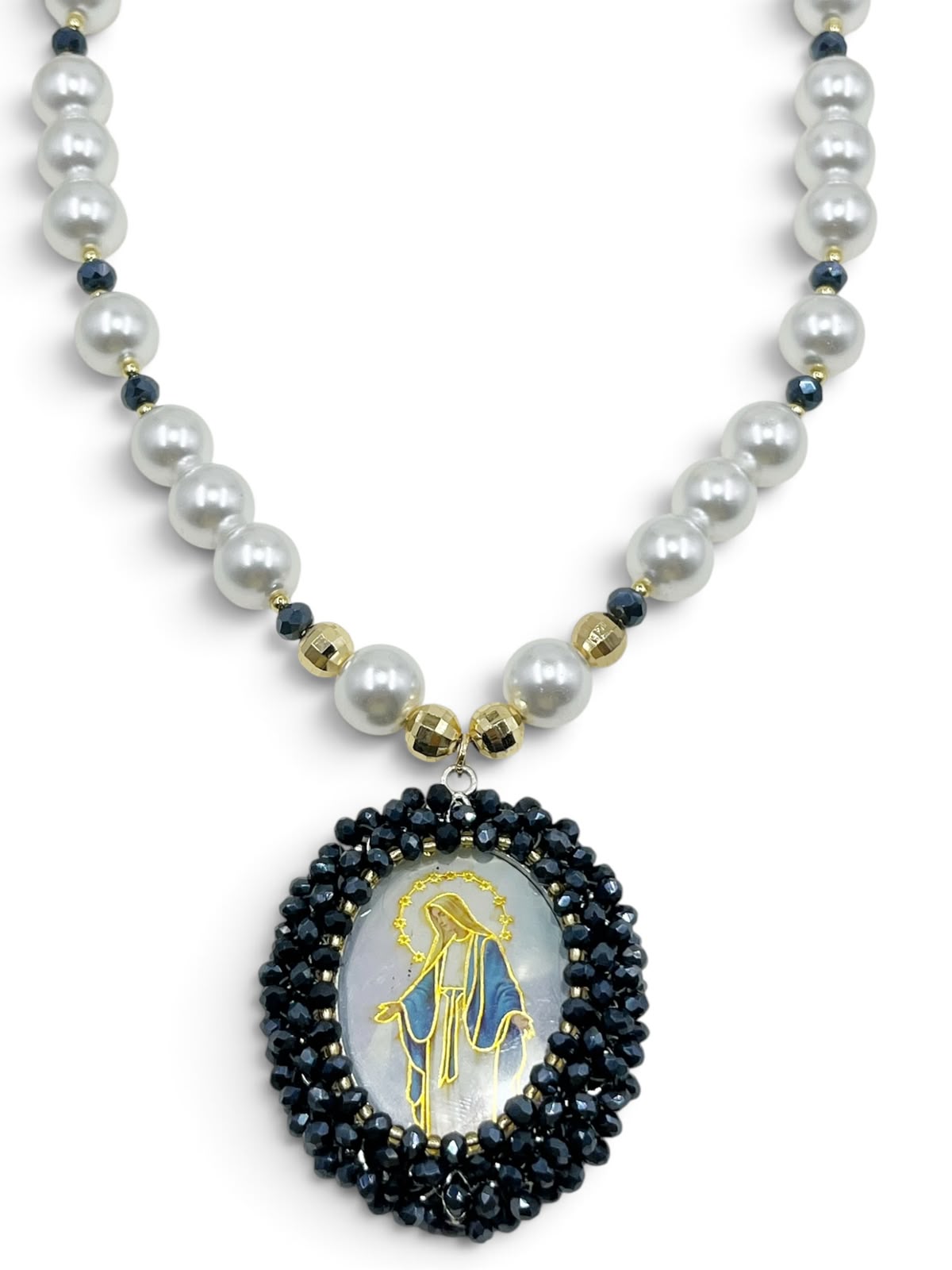 Collar con medalla decorativa y detalles brillantes