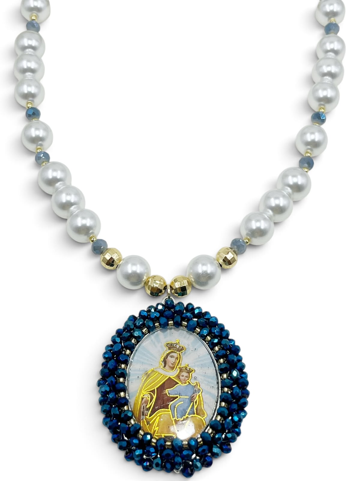 Collar con medalla decorativa y detalles brillantes