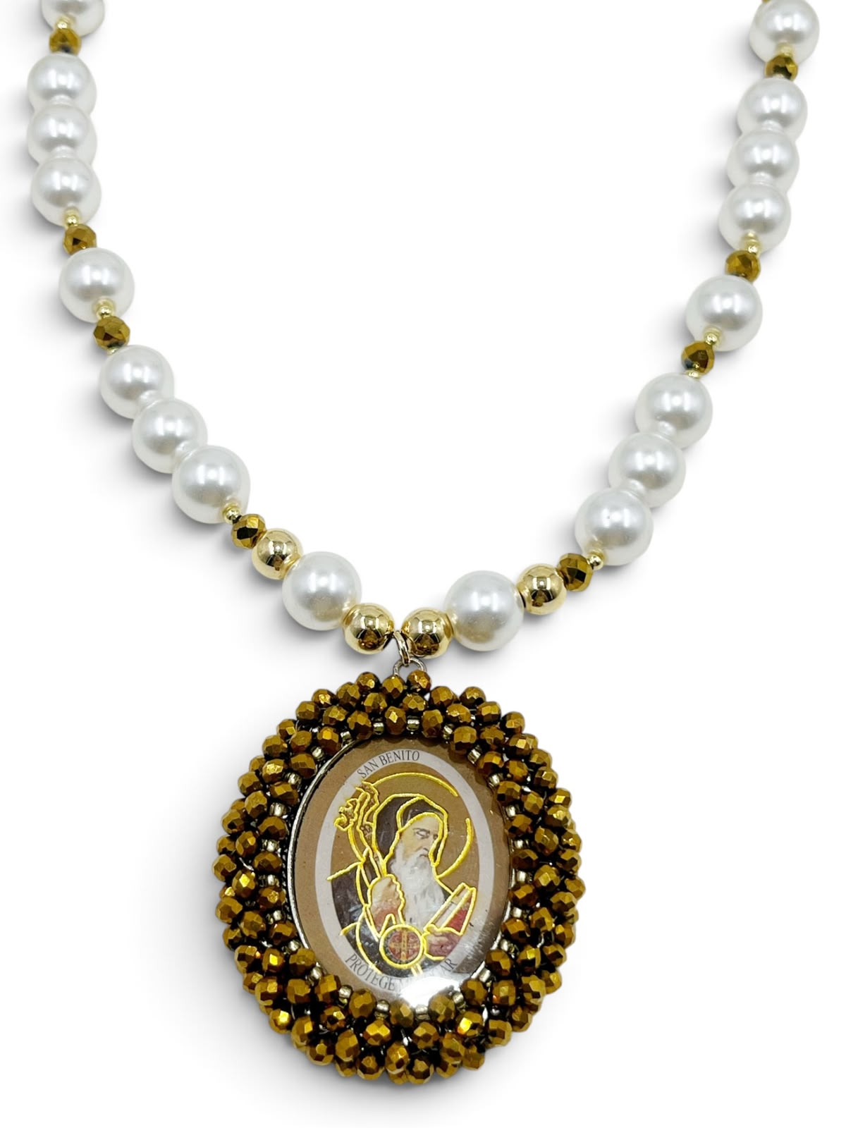 Collar con medalla decorativa y detalles brillantes