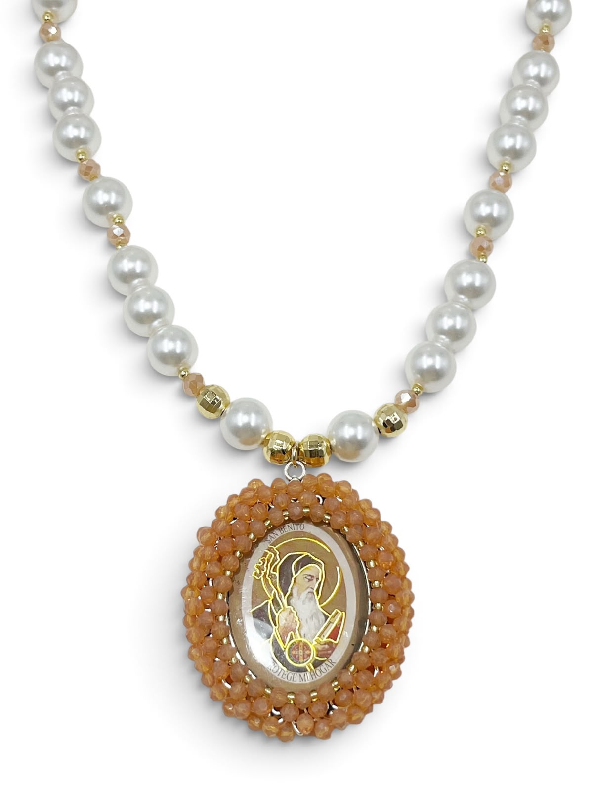 Collar con medalla decorativa y detalles brillantes