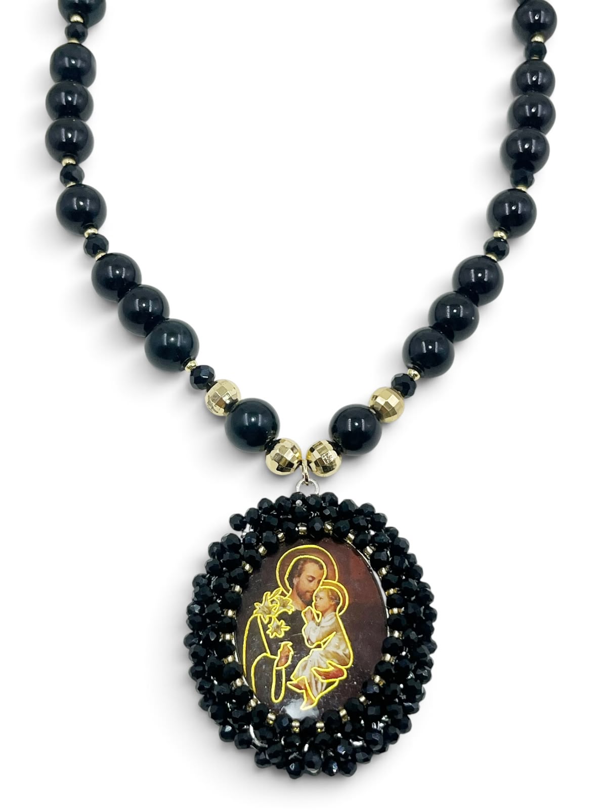 Collar con medalla decorativa y detalles brillantes