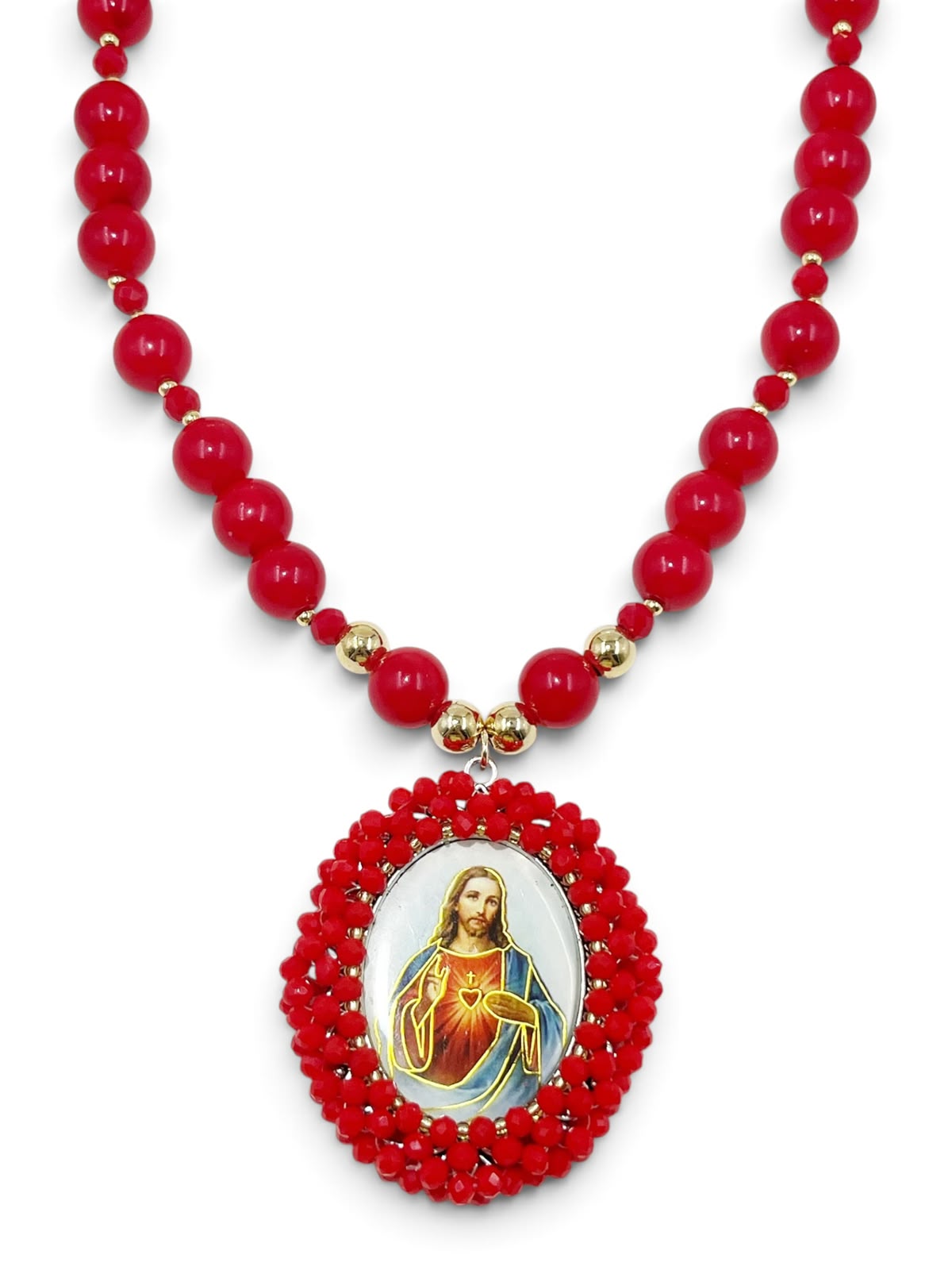 Collar con medalla decorativa y detalles brillantes