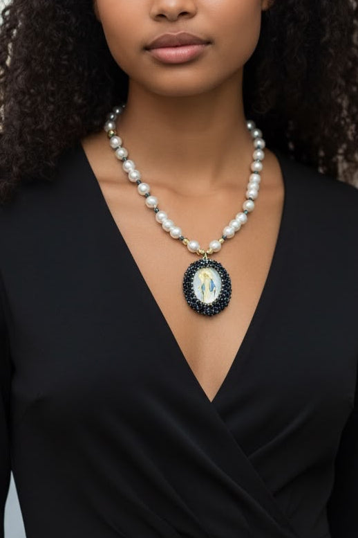 Collar con medalla decorativa y detalles brillantes