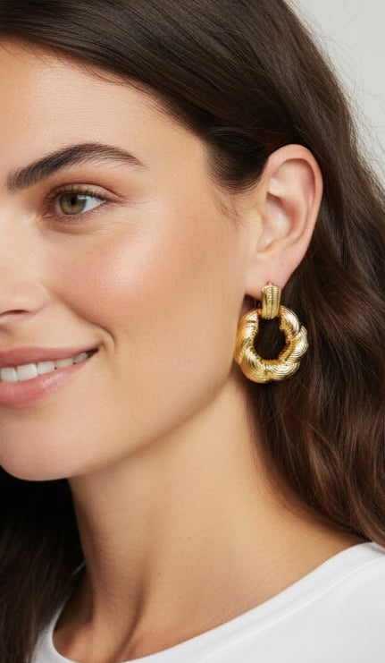 Aretes grandes de diseño llamativo para complementar looks femeninos y modernos.
