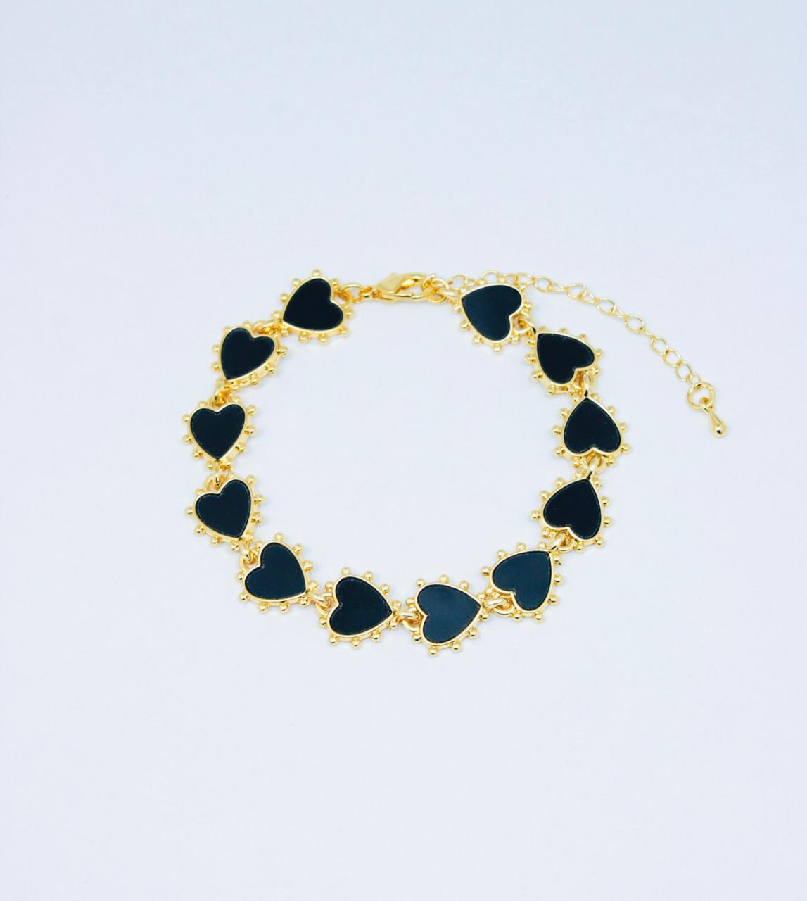 Pulsera Corazones con corazones dorados enlazados, cadena en cover gold rodinado y broche ajustable.