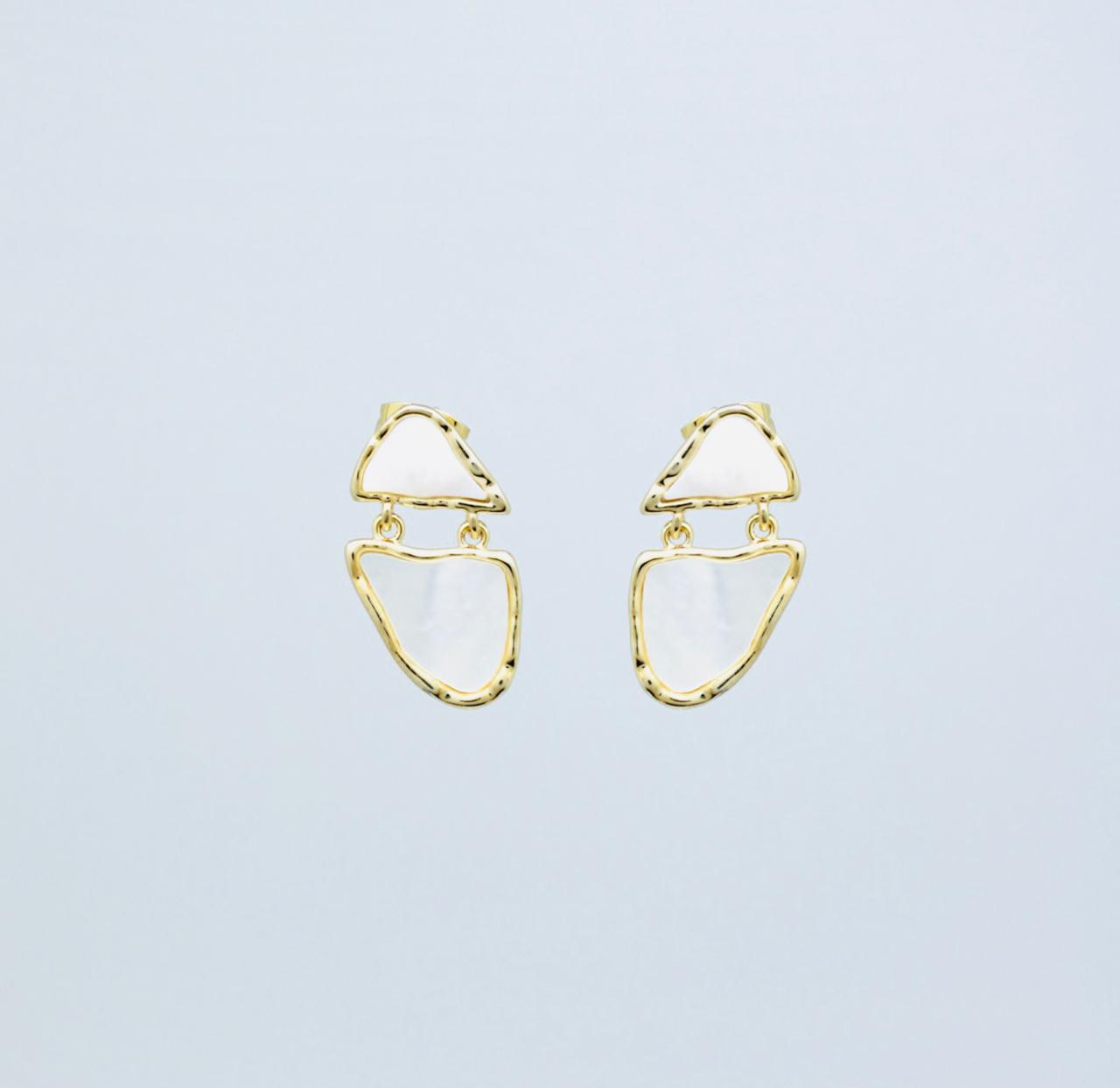 Areta Articulada Nácar A-56EF de 2 cm con microcircones y piezas móviles nacaradas, broche de golpe aro.