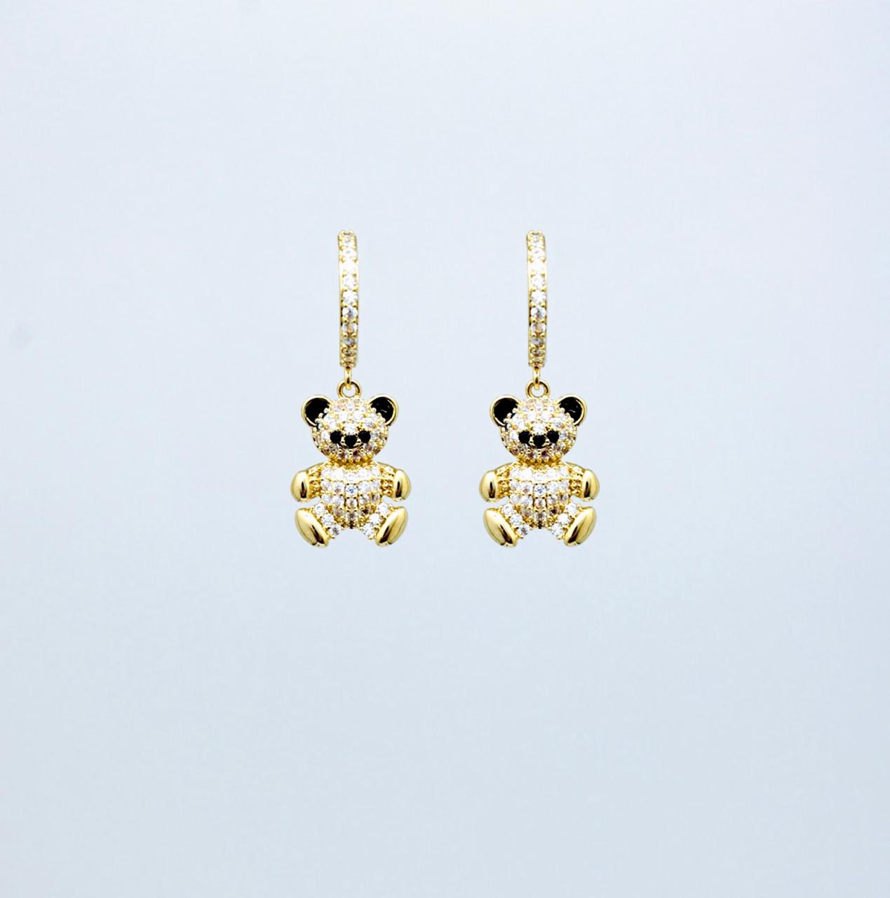 Areta Candonga Oso de 2.5 cm con dije decorado en microcircones y acabado dorado rodinado.