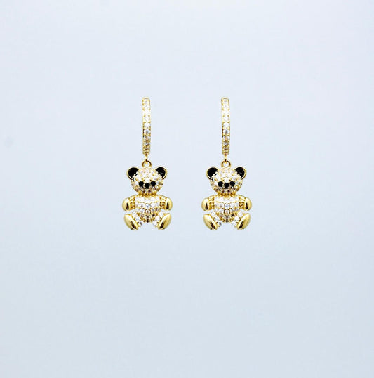 Areta Candonga Oso de 2.5 cm con dije decorado en microcircones y acabado dorado rodinado.