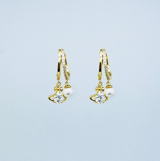 Areta Candonga Perlada de 1.5 cm en rodio con dije de piedra y perla colgante esmaltada.