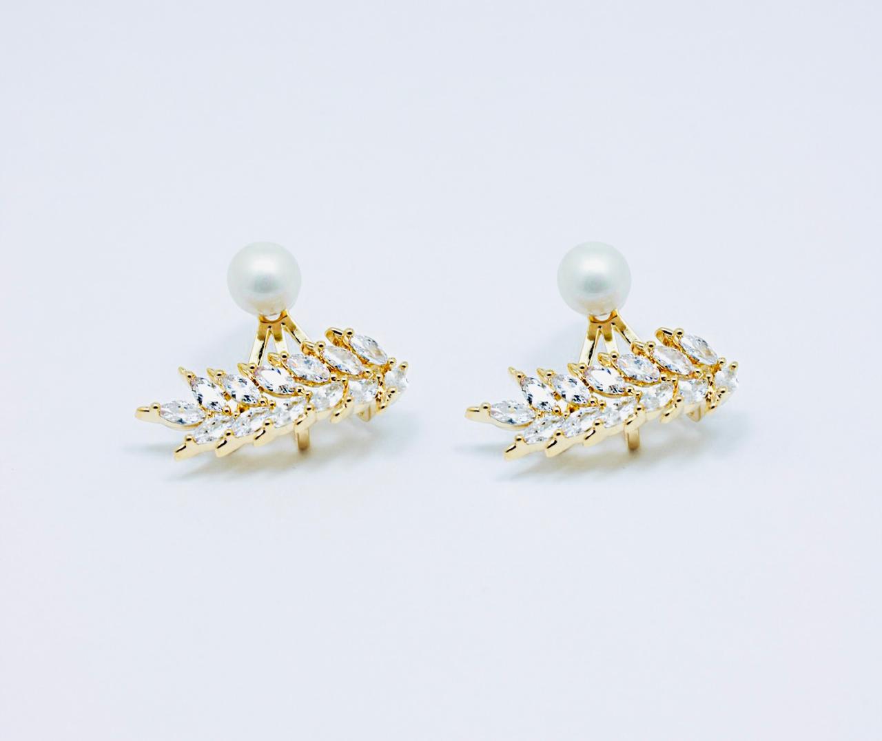 Areta Flor Encaje de 2 cm con diseño floral en cover gold rodinado y microcircones, cierre tambor silicón.