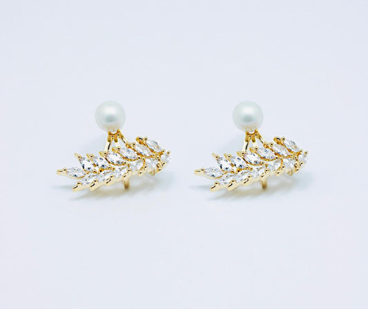 Areta Flor Encaje de 2 cm con diseño floral en cover gold rodinado y microcircones, cierre tambor silicón.