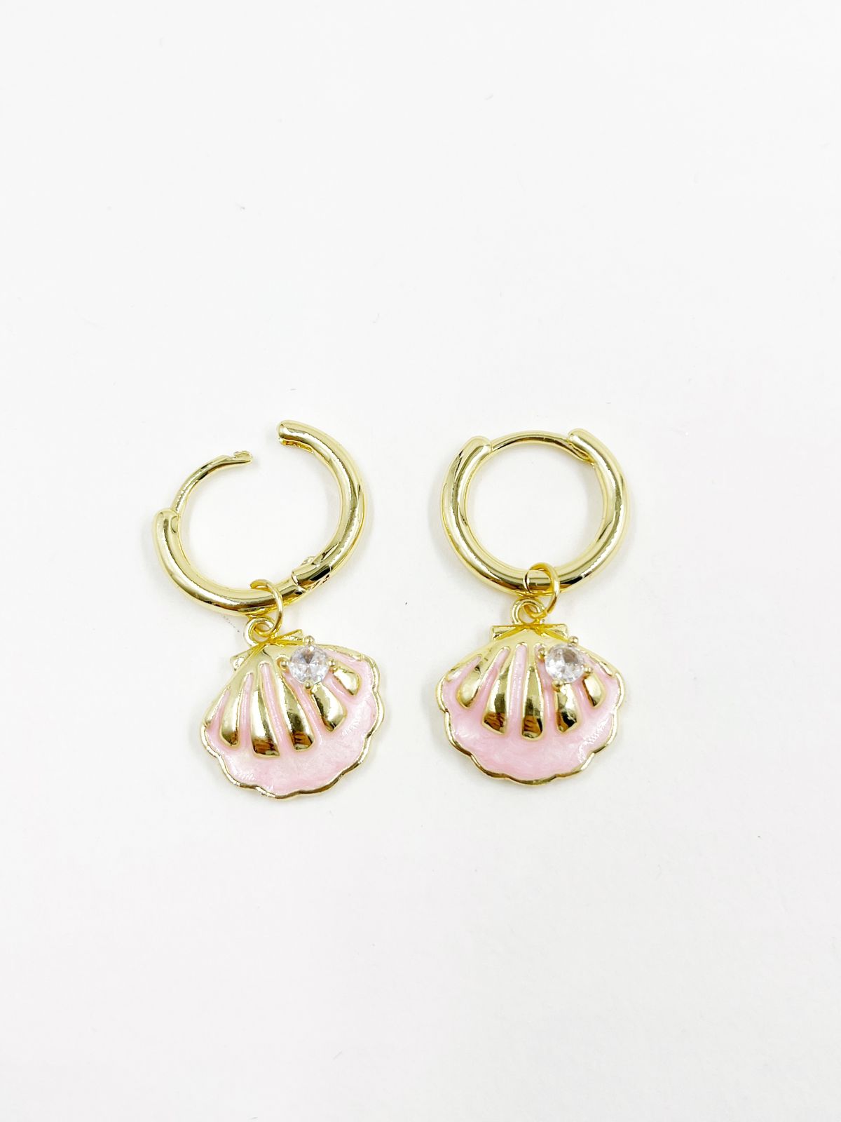 Aretes de rodinado con dije concha rosa pintado y lacado con incrustación de piedra cristal m – Largo 4.0 cm