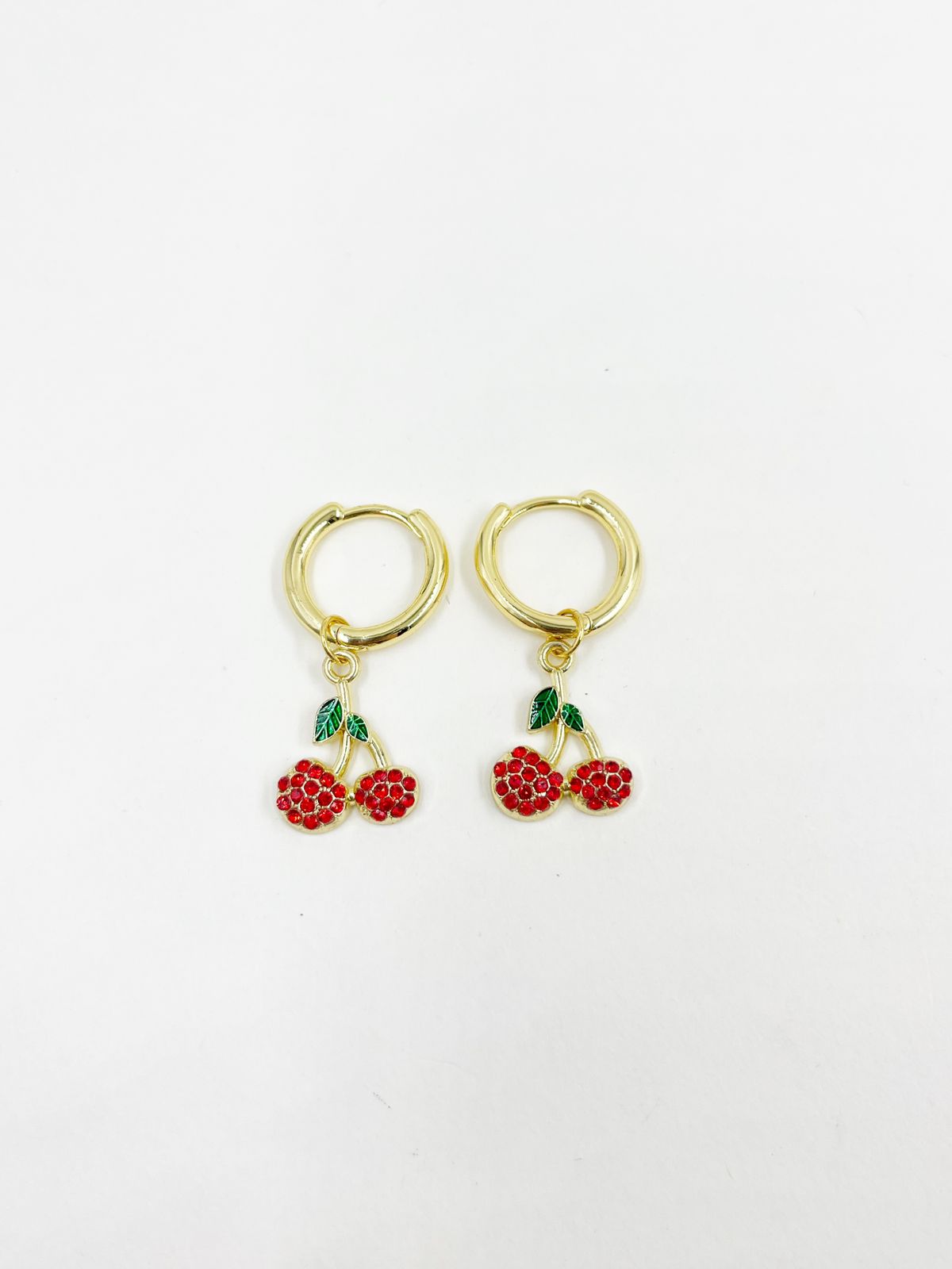 Aretes de rodio con dije de cerezas brillantes incrustadas con piedras – Largo 4.0 cm<