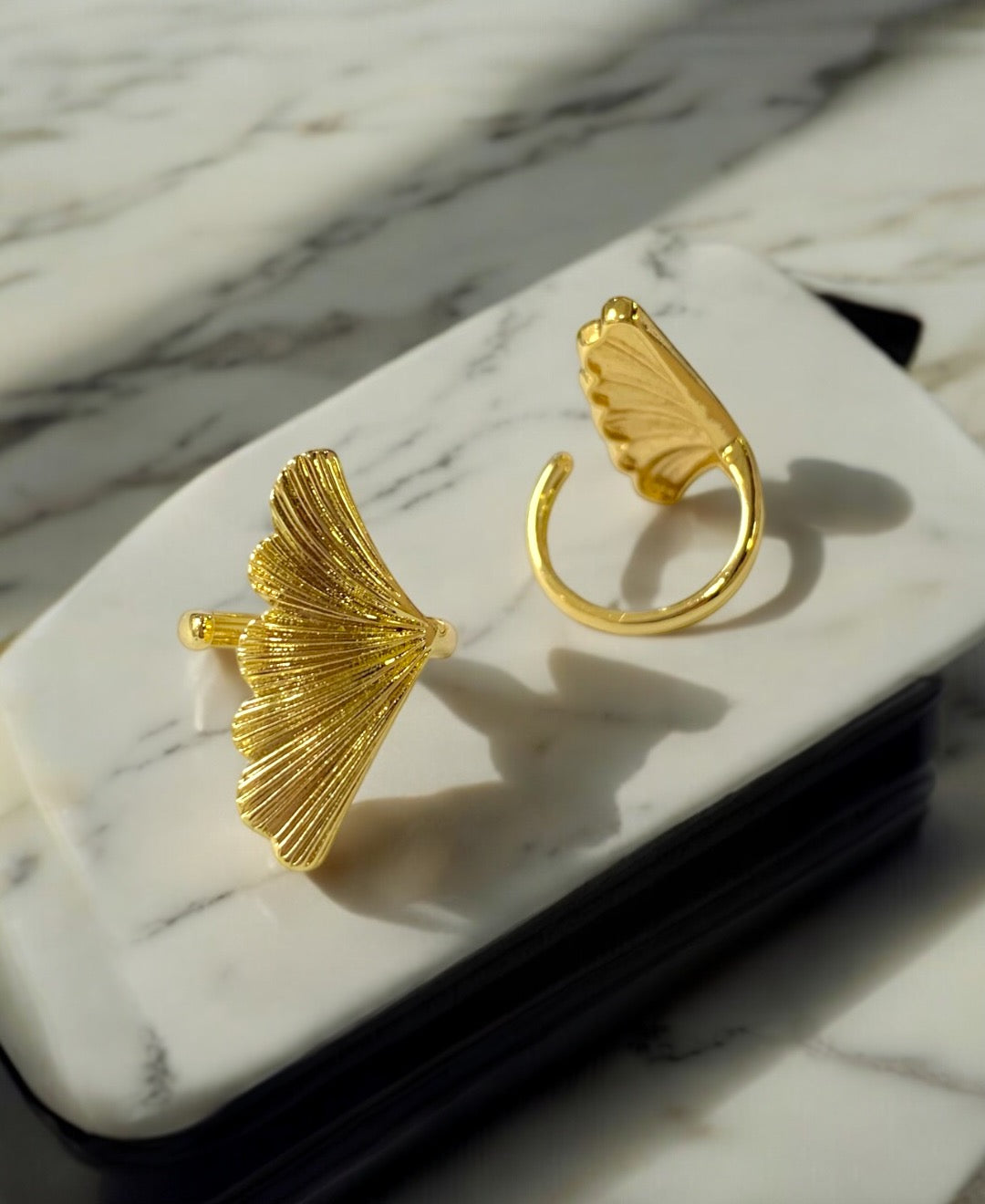 Anillo Hoja Deslumbrante en rodio ajustable con base de hoja de 3.0 cm