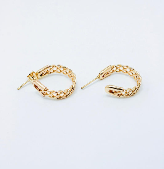 Areta Panal de Perlas con diseño geométrico de 2.3 cm x 1.5 cm, perlas de 3 mm y acabado dorado.