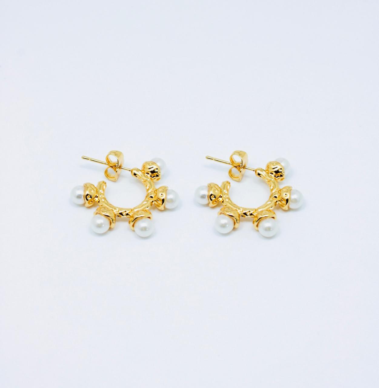 Areta Candonga Cinco Perlas de 2 cm en cover gold rodinado con cinco perlas y cierre mariposa.