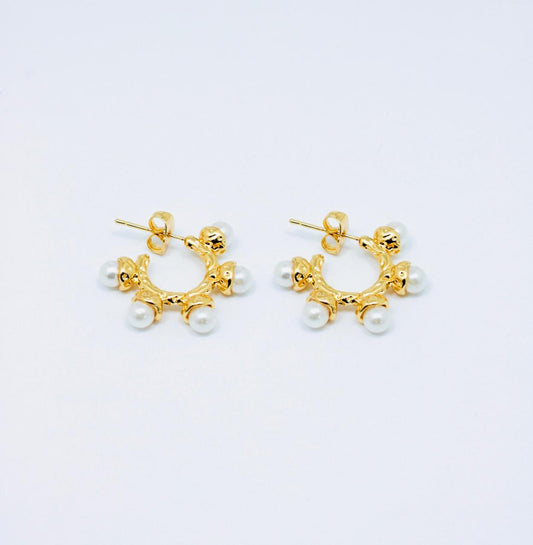 Areta Candonga Cinco Perlas de 2 cm en cover gold rodinado con cinco perlas y cierre mariposa.