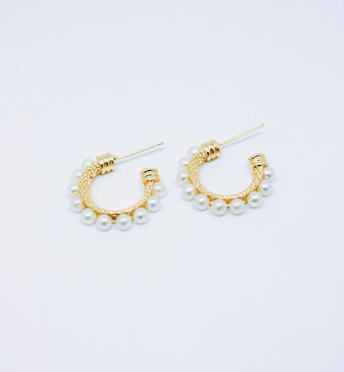 Areta Candonga Tejido Serpiente de 2 cm con diseño texturizado en cover gold rodinado y perlas de 4 mm.