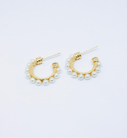 Areta Candonga Tejido Serpiente de 2 cm con diseño texturizado en cover gold rodinado y perlas de 4 mm.