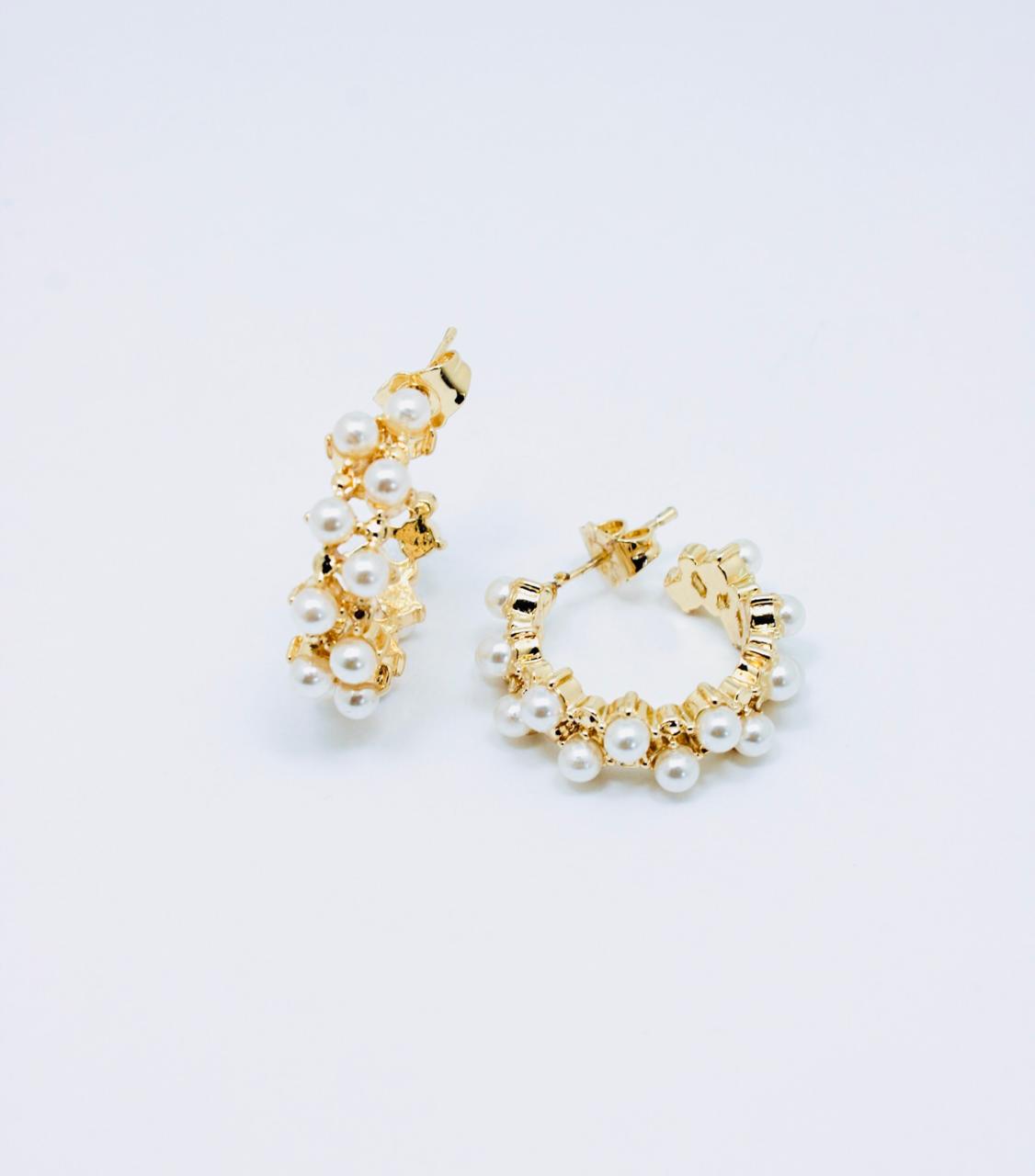 Areta Candonga Brote de Perlas de 2 cm con perla de 4 mm en cover gold rodinado y cierre tipo mariposa.